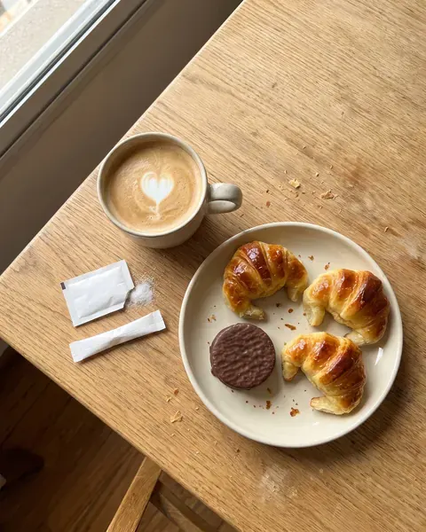 Café con leche, medialunas y alfajor