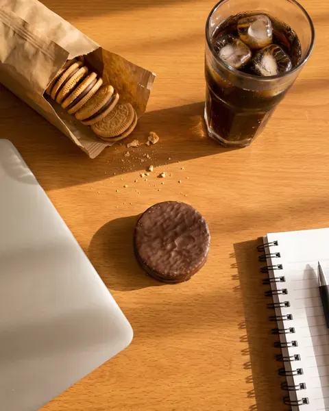 Galletitas, alfajor y gaseosa frente a la compu