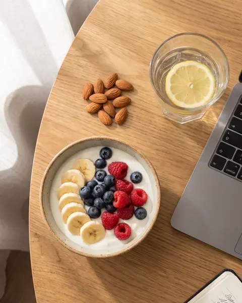 Yogur con fruta, almendras y agua con limón