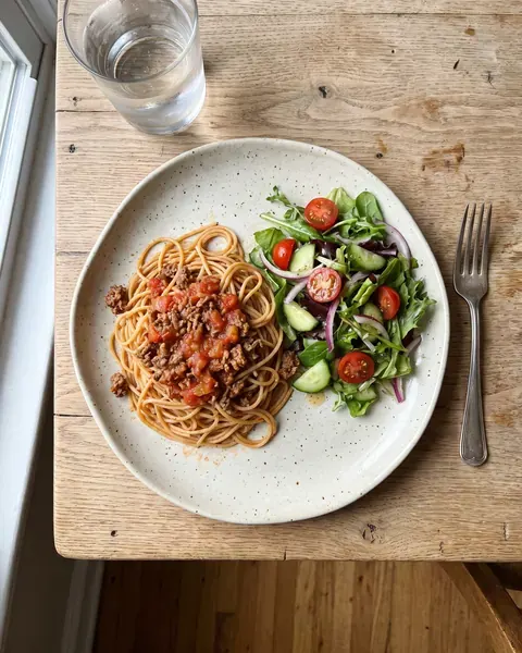 Fideos integrales con boloñesa liviana y ensalada
